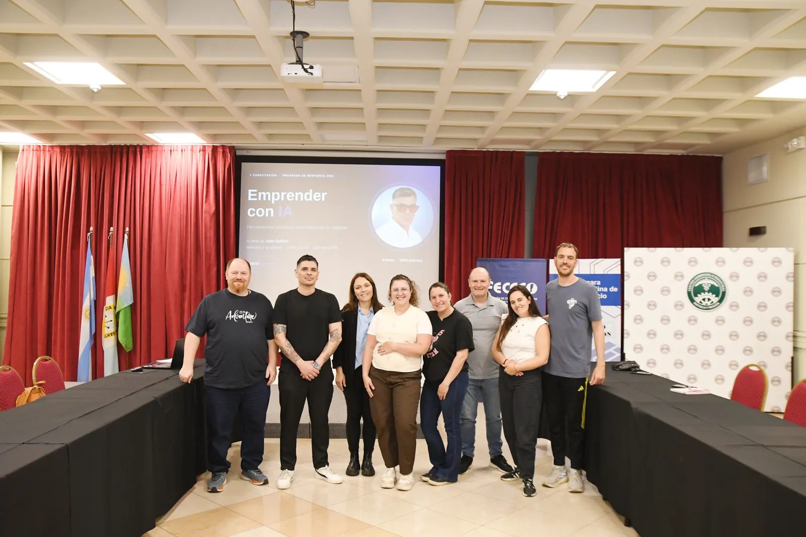 Juan Gallino con participantes y organizadores de la capacitación Emprender con IA en el CCIRR