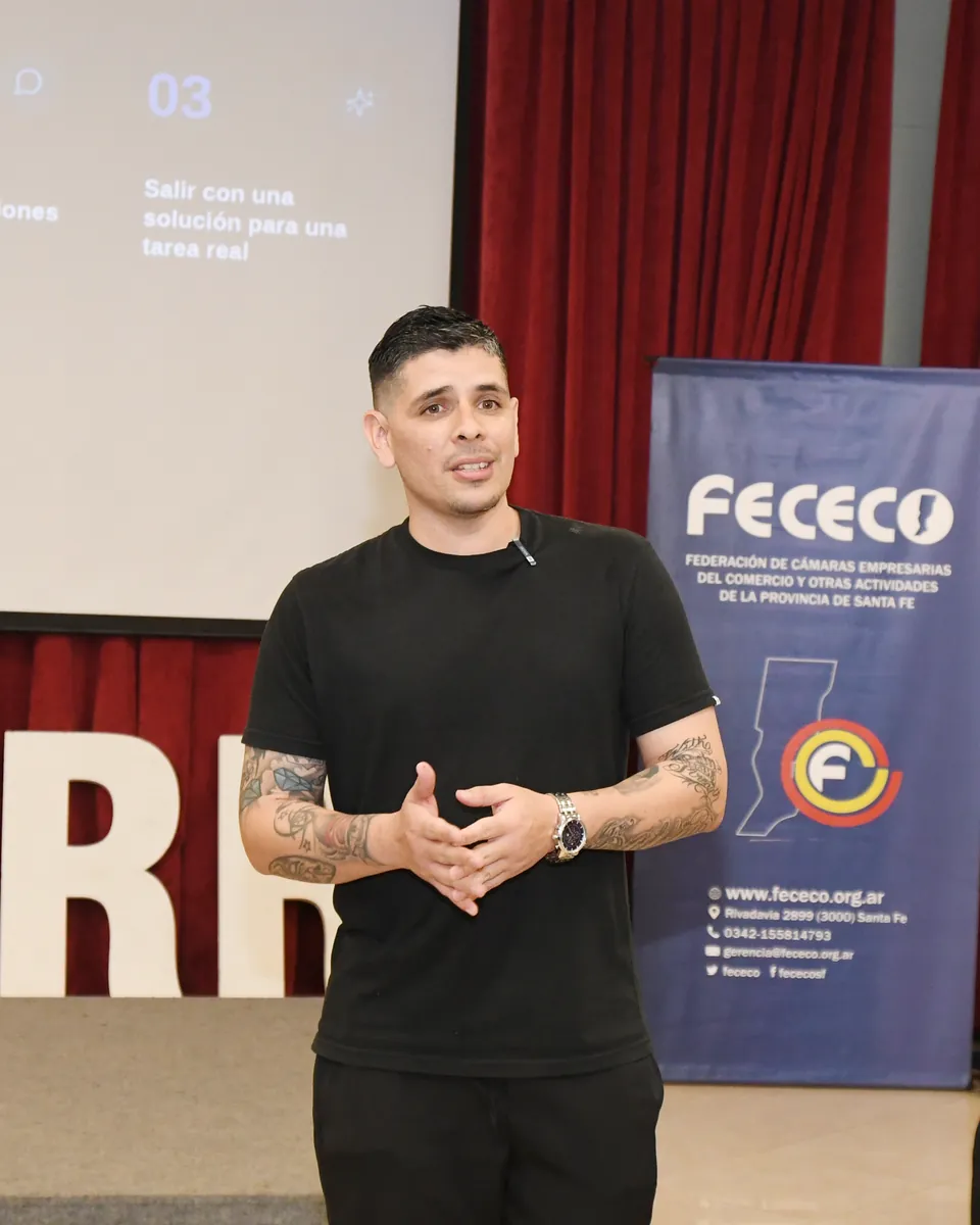 Juan Gallino dando la capacitación Emprender con IA en el Centro Comercial e Industrial de Rafaela